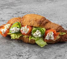 Круассан с лососем