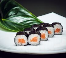 Ролл с копченым лососем