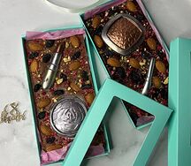 Плитка из натурального бельгийского шоколада с цельными орешками и сухофруктами