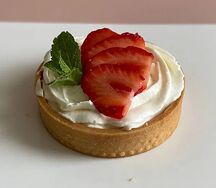 Тарт Сабле с персиковой начинкой, украшен свежей клубникой