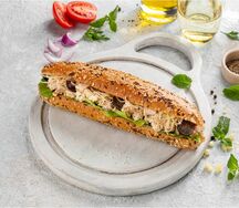 Багет с курицей и винoградом