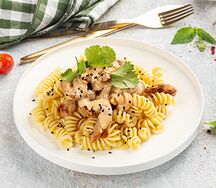 Цыплёнок Том ям с пастой фузилли