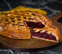 Пирог с вишней и орехом