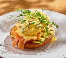 Бенедикт с лососем и ноткой цитрусовых