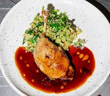 Утиная ножка конфи с киноа, спаржей и луком порей