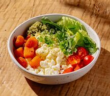 Боул с карамелизированным бататом, козьим сыром, черри и рукколой