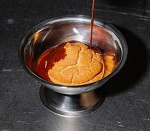 Профитроли с кокосовым кремом и темным шоколадом