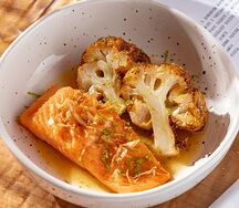 Лосось с стейком из цветной купасты с соусом берблан