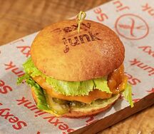 Чизбургер с сыром чеддер