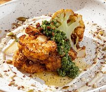 Стейк из цветной капусты с соусом чимичури и кешью