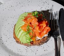 Авокадо тост с лососем на овощном хэшбрауне