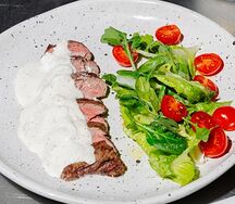 Тальятта из вырезки говядины с перечным соусом