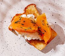 Бриошь с козьим сыром и медовой хурмой