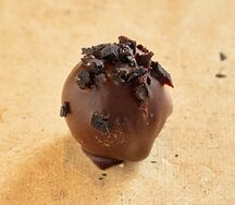 Трюфель с фиником и кунжутом