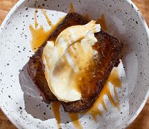 Фрэнч тост из бананового хлеба с солёной карамелью