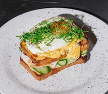 Крок мадам на бриоши с индейкой и микс салатом