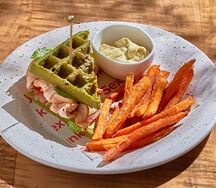 Клаб сэндвич с индейкой су-вид и бататом фри