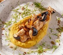 Куриная грудка с хумусом и белыми грибами