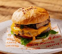 Бифбургер с белыми грибами, медово-горчичным соусом и чимичури