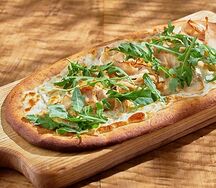 Кето-пицца с индейкой и пармезаном