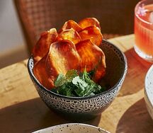 Гуакамоле с чипсами из батата