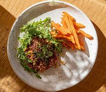 Тартар из мраморной говядины с бататом фри