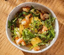 Салат из цукини, манго и креветок