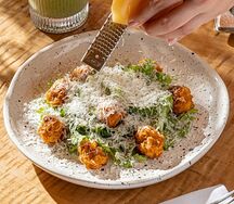 Хрустящая индейка с миксом салата а-ля Цезарь