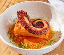 Осьминог с гратеном из батата и соусом ромеско