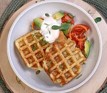 Сырные вафли с кешью соусом и свежими овощами