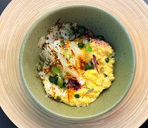 Блюдо из двух яиц by Organic origin с сырными чипсами