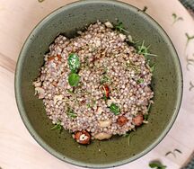 Зеленая гречка с сыром и смесью из лесных орехов