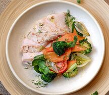 Куриная грудка Су-вид с припущенными овощами