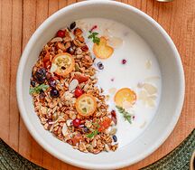 Органический йогурт с ягодами и гранолой