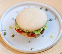 Бургер на булочке бао с котлетой из проростков