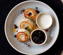 Сырники классические с ягодным джемом