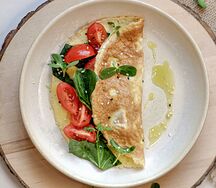 Омлет классический с зеленью и томатами черри