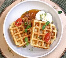 Вафли картофельные с карамелизированным луком и яйцом пашот