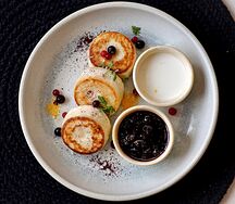 Сырники Gluten Free Мини с ягодным джемом и сметаной