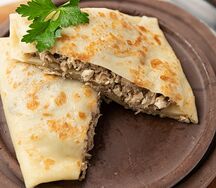 Блин с рубленой селедкой и маслом