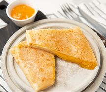 Блин с персиковым вареньем