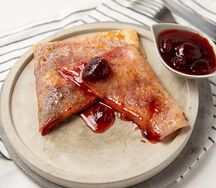 Блин с клубничным вареньем