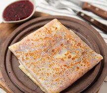 Блин с малиновым вареньем