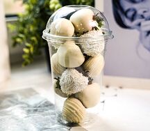 Стакан клубники в белом шоколаде