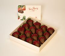Клубника в шоколаде с сублимированной малиной Фрагола Росса размер M