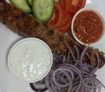Люля-кебаб говяжий с гарниром и салатом
