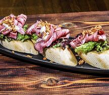 Брускетта с бужениной