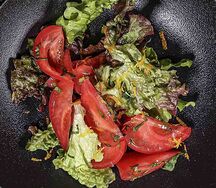 Салат с розовыми томатами