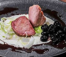 Свиная вырезка с маслинами