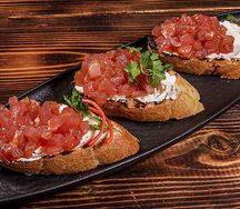 Брускетта с тартаром из тунца